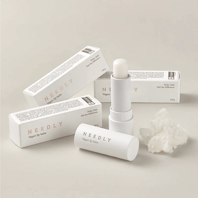 gruppo di 3 lip balm needly con al centro un lip balm senza scatola e senza tappo